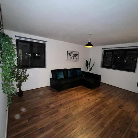 Impeccable 2-Bed Apartment In Grays London מראה חיצוני תמונה