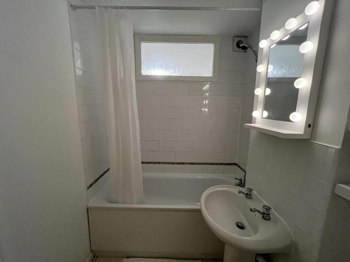 Impeccable 2-Bed Apartment In Grays London מראה חיצוני תמונה