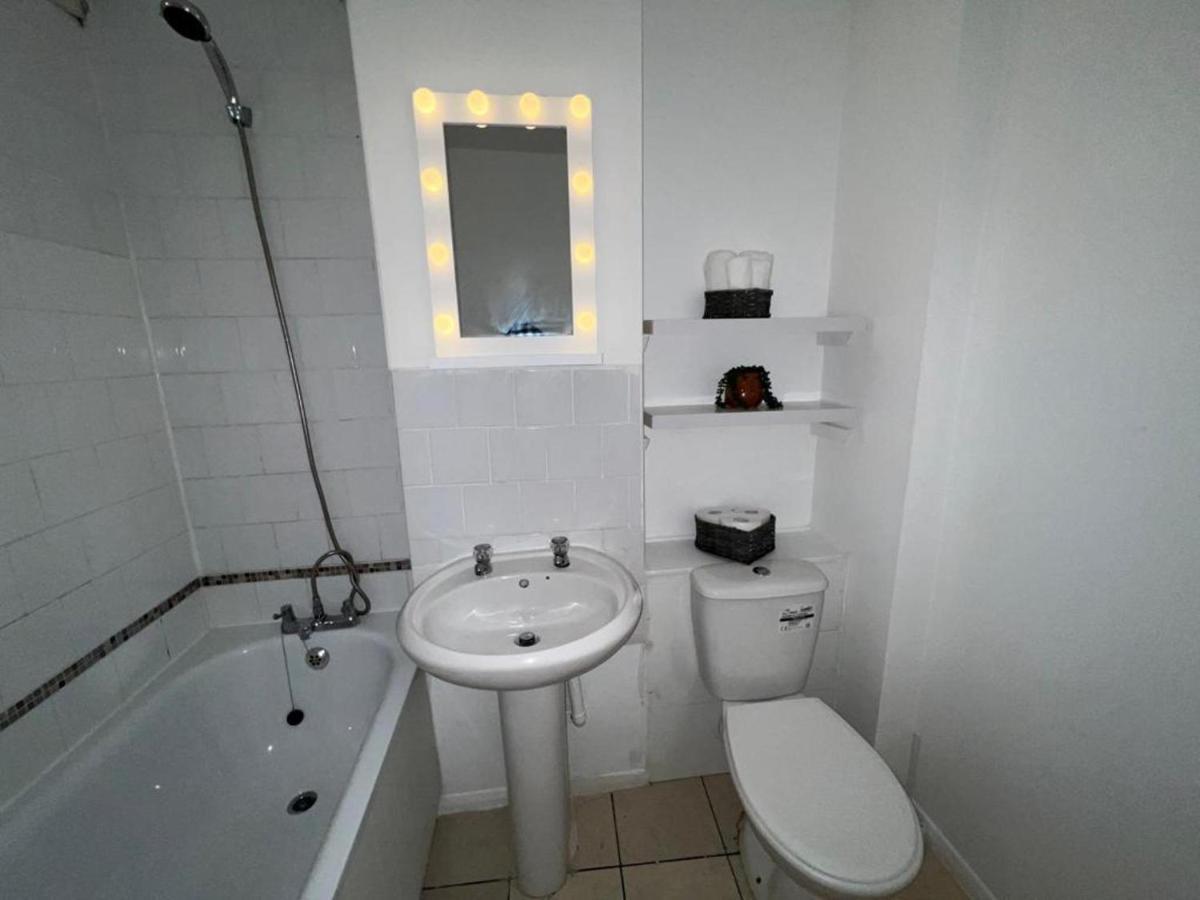 Impeccable 2-Bed Apartment In Grays London מראה חיצוני תמונה