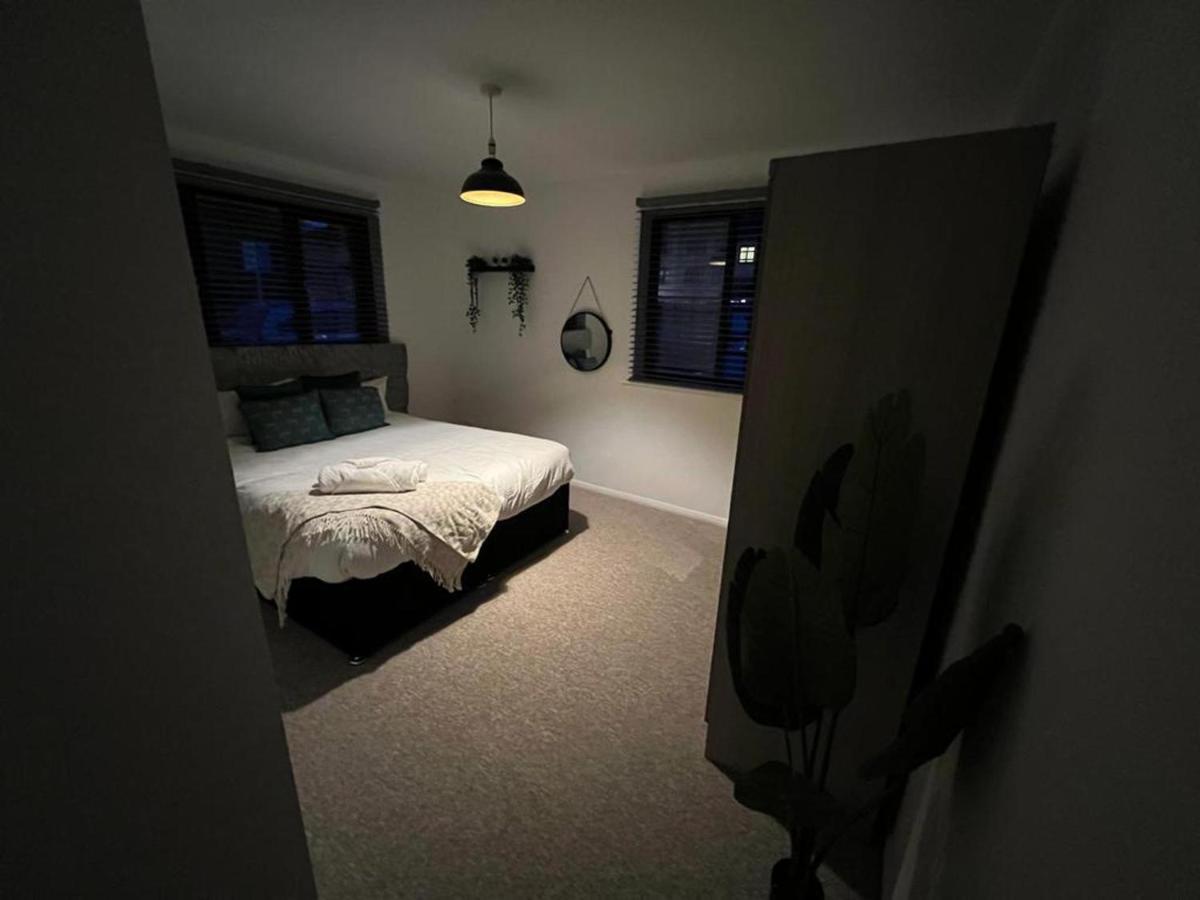 Impeccable 2-Bed Apartment In Grays London מראה חיצוני תמונה