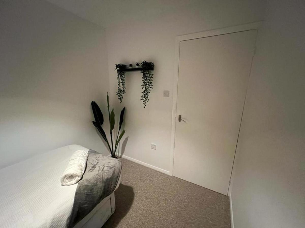 Impeccable 2-Bed Apartment In Grays London מראה חיצוני תמונה