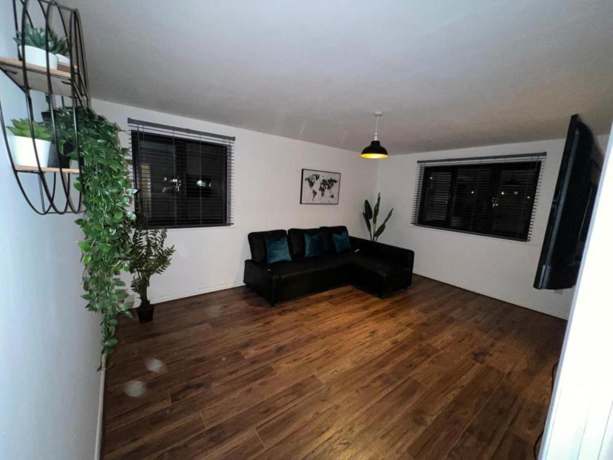 Impeccable 2-Bed Apartment In Grays London מראה חיצוני תמונה