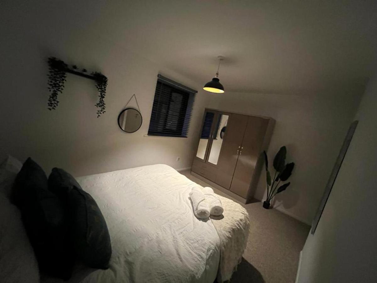 Impeccable 2-Bed Apartment In Grays London מראה חיצוני תמונה