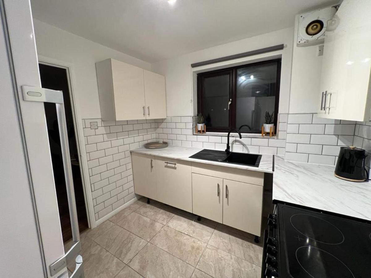Impeccable 2-Bed Apartment In Grays London מראה חיצוני תמונה