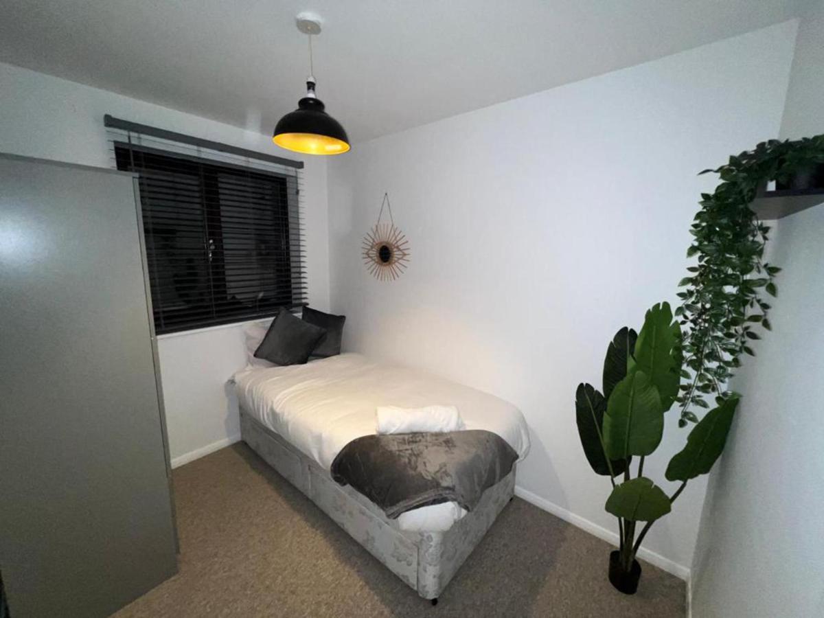 Impeccable 2-Bed Apartment In Grays London מראה חיצוני תמונה