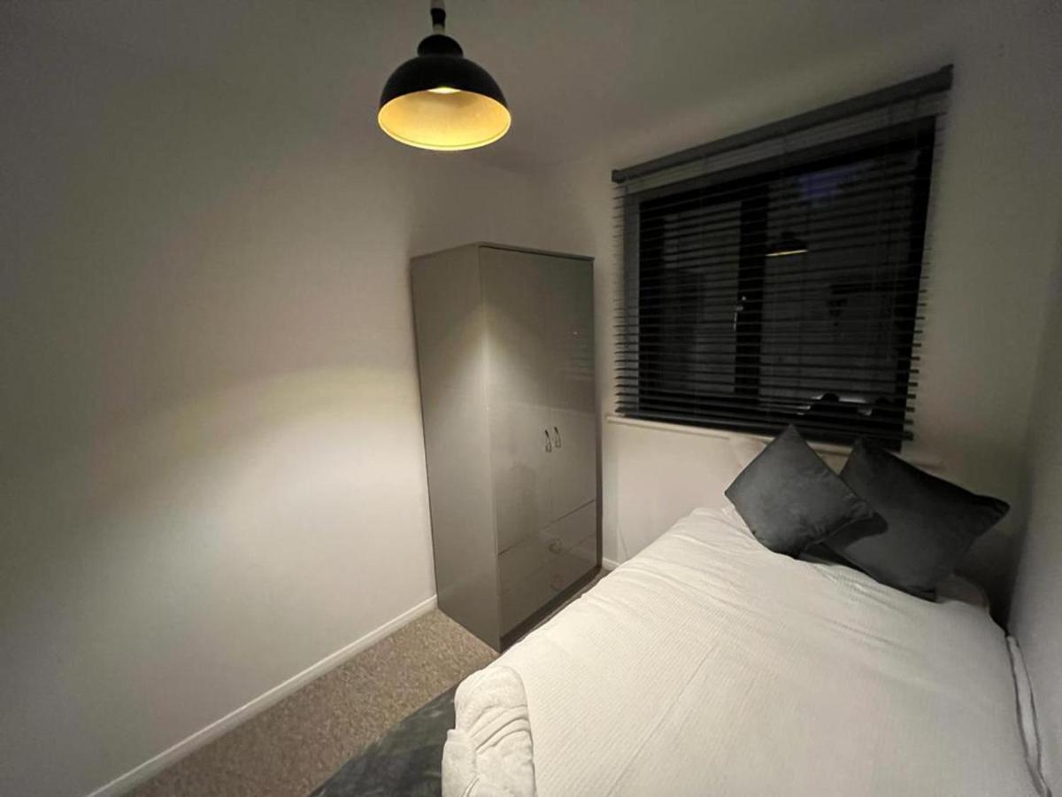 Impeccable 2-Bed Apartment In Grays London מראה חיצוני תמונה