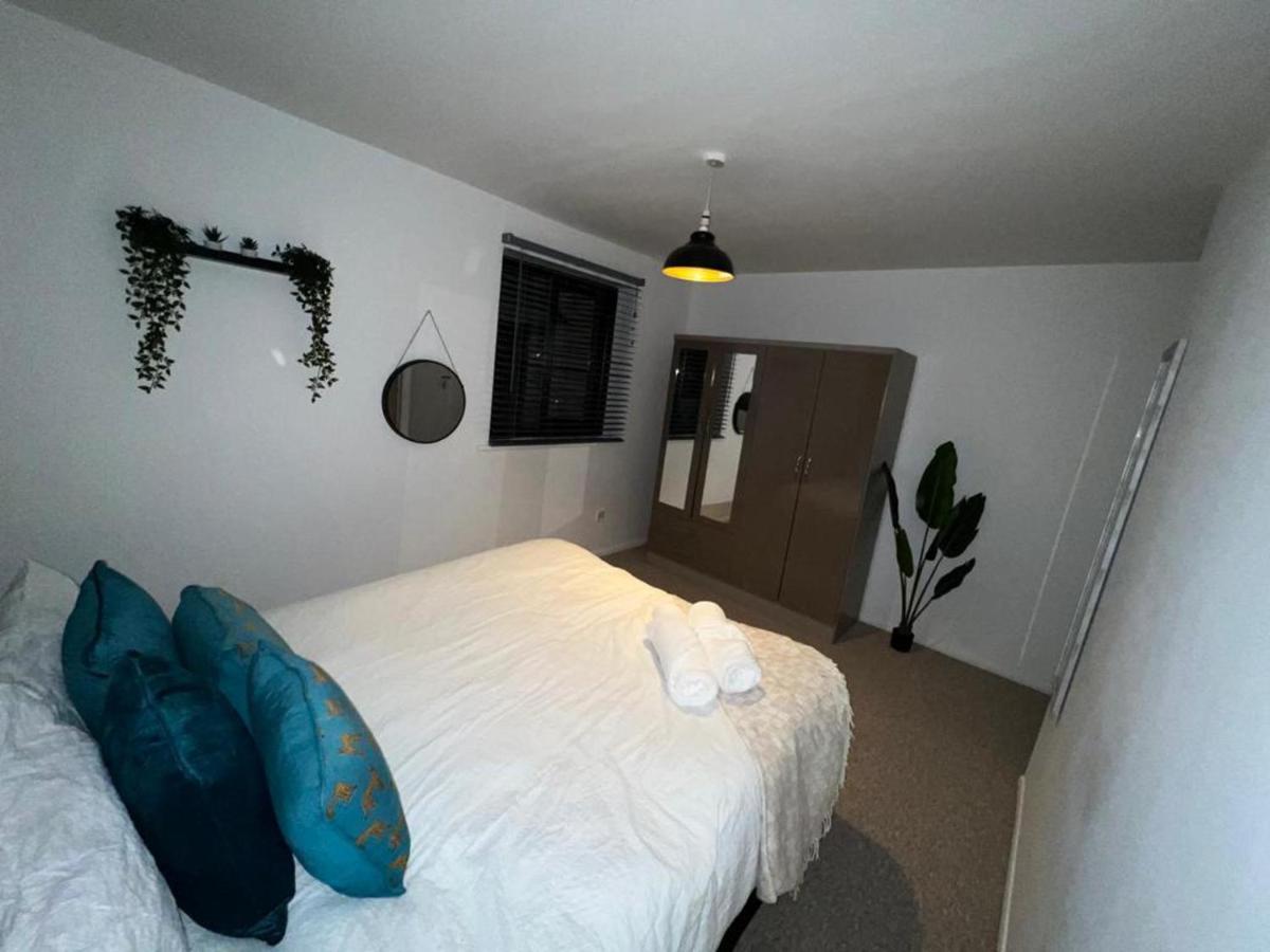 Impeccable 2-Bed Apartment In Grays London מראה חיצוני תמונה