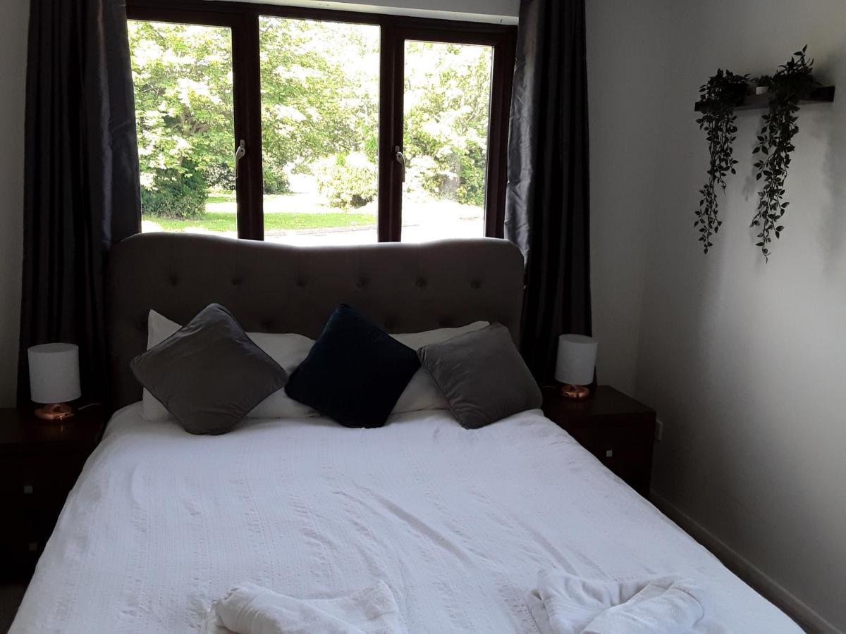 Impeccable 2-Bed Apartment In Grays London מראה חיצוני תמונה