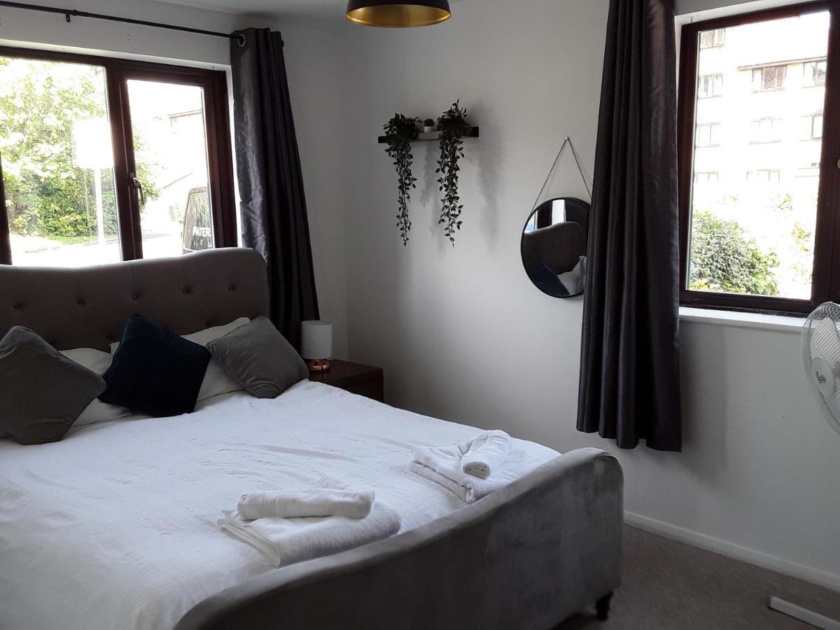 Impeccable 2-Bed Apartment In Grays London מראה חיצוני תמונה