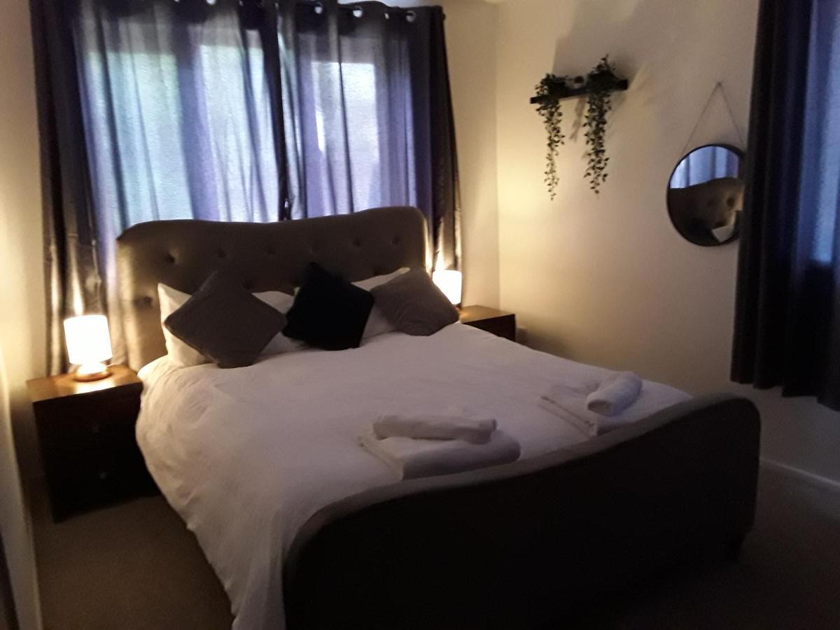 Impeccable 2-Bed Apartment In Grays London מראה חיצוני תמונה