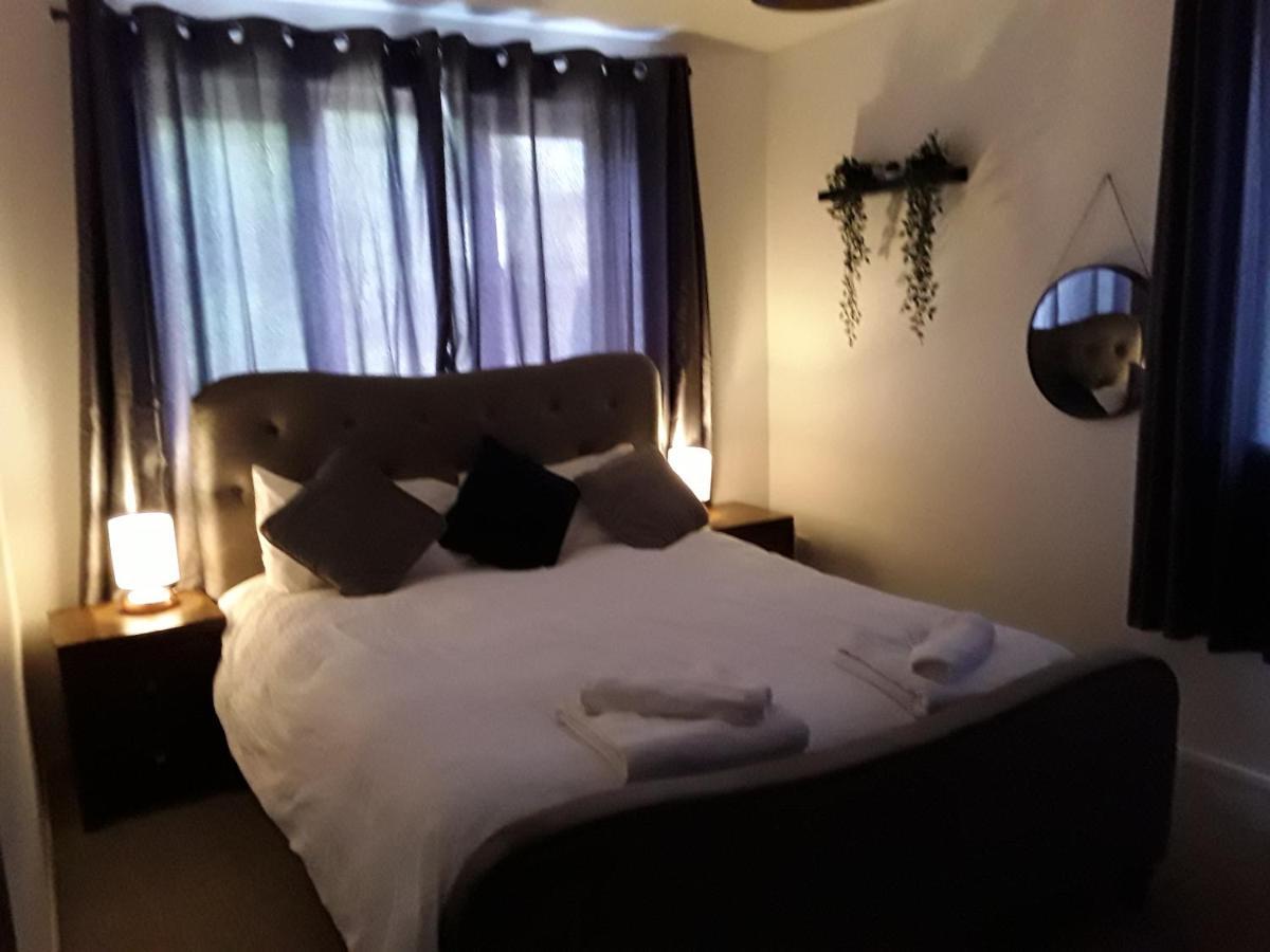 Impeccable 2-Bed Apartment In Grays London מראה חיצוני תמונה