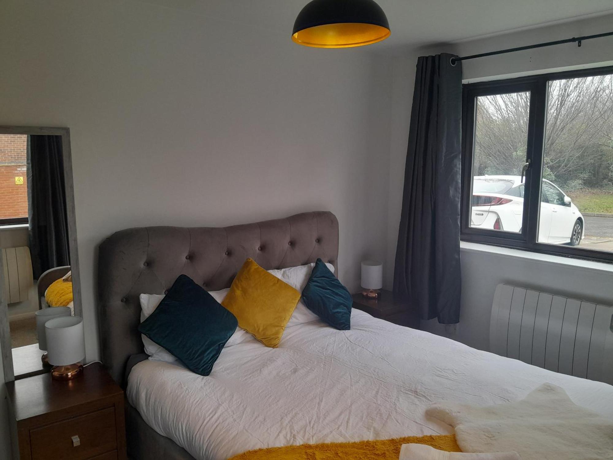 Impeccable 2-Bed Apartment In Grays London מראה חיצוני תמונה